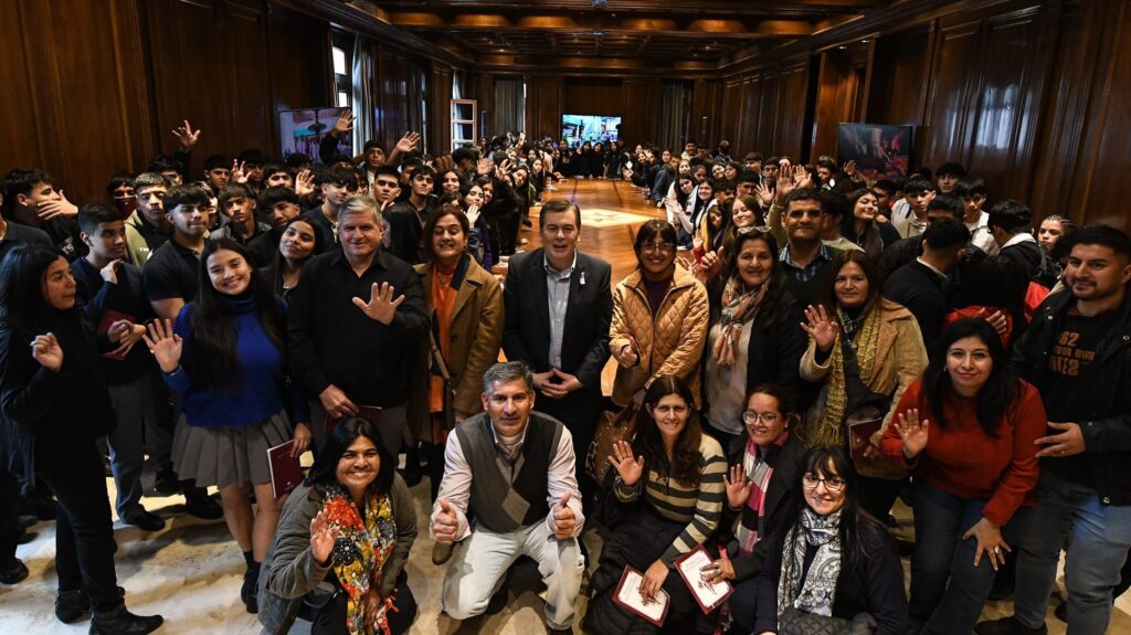 Zamora recibió a 200 alumnos de los departamentos Alberdi, Copo y Loreto