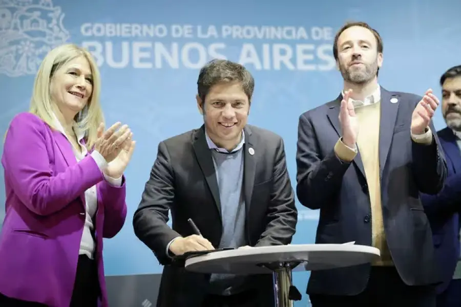 Kicillof busca diferenciarse de Milei y firmó una transferencia de fondos para todos los municipios