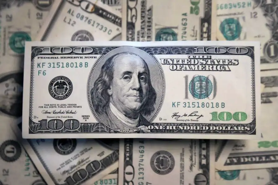 El dólar blue siguió su escalada y cerró a $1230