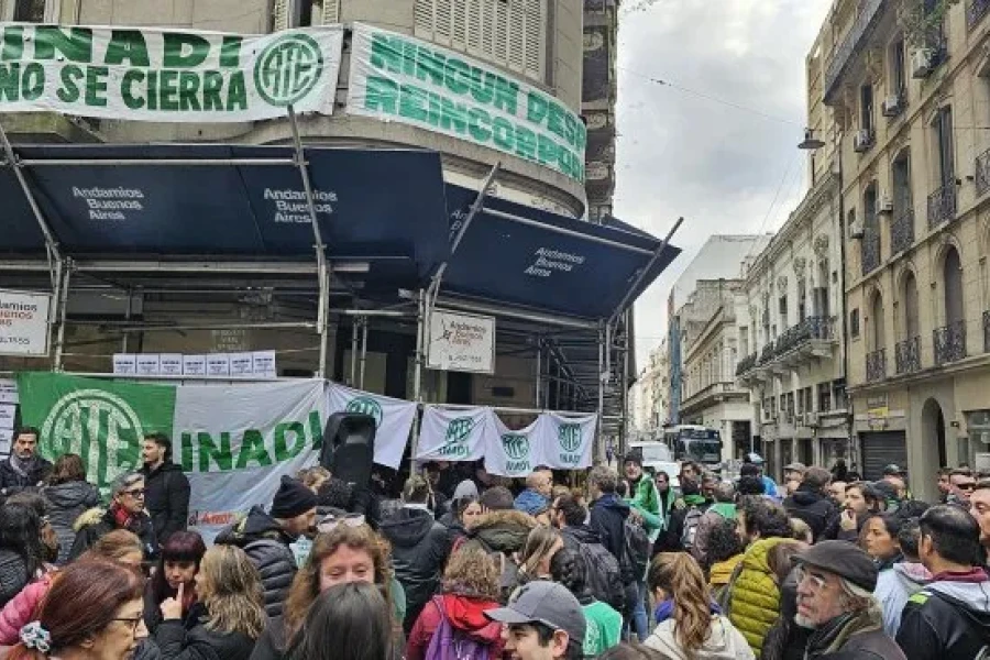 Los trabajadores del INADI convocaron a una vigilia en rechazo a los más de 160 despidos