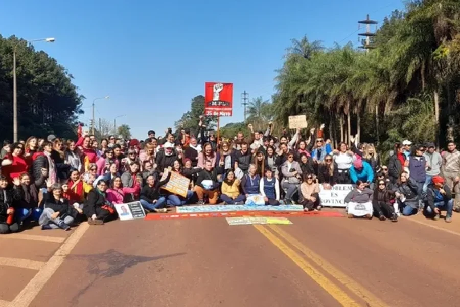 Misiones: tras acuerdo policial, docentes mantienen protestas en las rutas y el oficialismo moviliza en Posadas