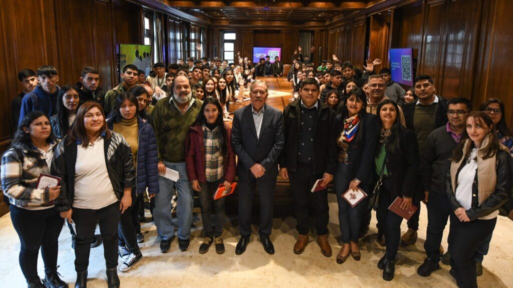 El jefe de Gabinete recibió a alumnos de los departamentos Moreno y Taboada