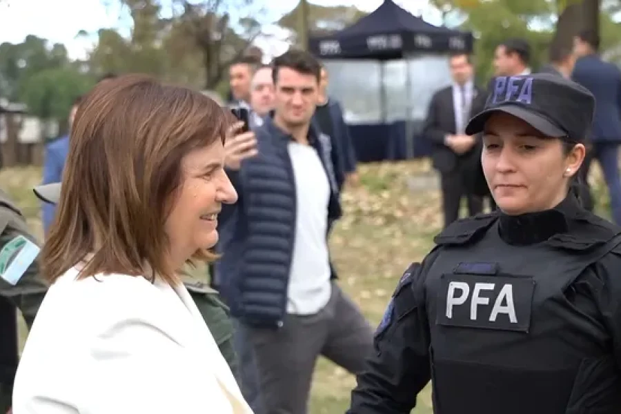 Patricia Bullrich presentó las nuevas pistolas Taser que portará la Policía Federal en trenes