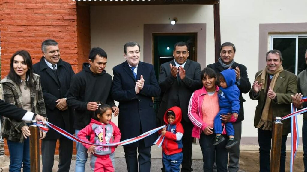 El gobernador inauguró obras en dos instituciones educativas, entregó viviendas y habilitó obras viales y energéticas en Guasayán