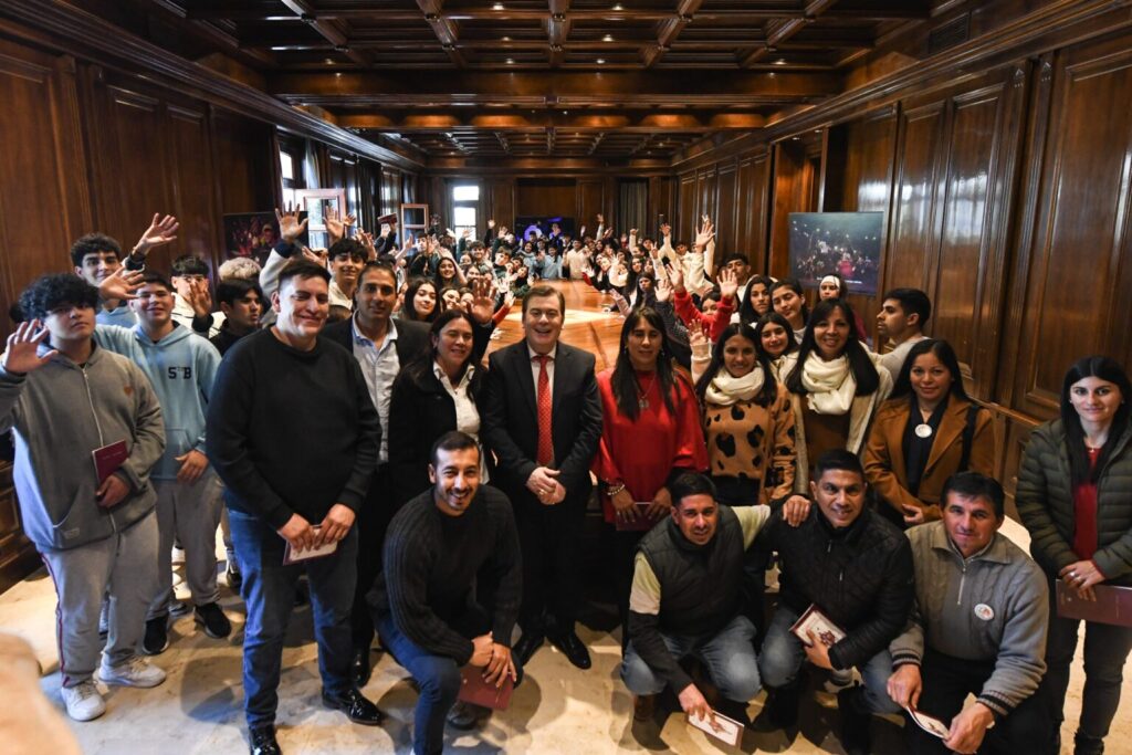 El gobernador recibió a 100 alumnos de los departamentos Loreto y salavina