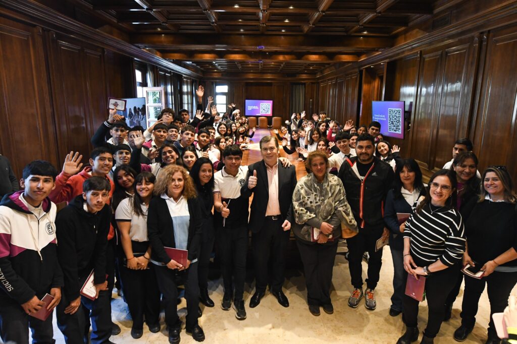 El gobernador Zamora recibió la visita de alumnos del Colegio Florentino Ameghino de Añatuya