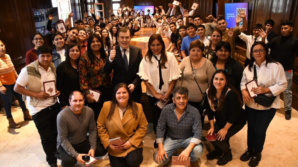 Gerardo Zamora recibió a estudiantes de los departamentos Avellaneda, Mitre y Aguirre