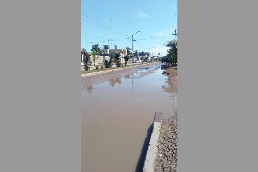 Añatuya enfrenta problemas de aguas acumuladas por caños rotos