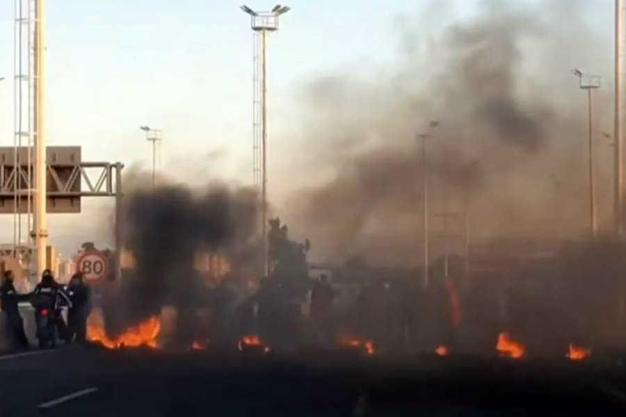 Cartoneros cortaron Puente La Noria en protesta con quema de neumáticos: caos vehicular