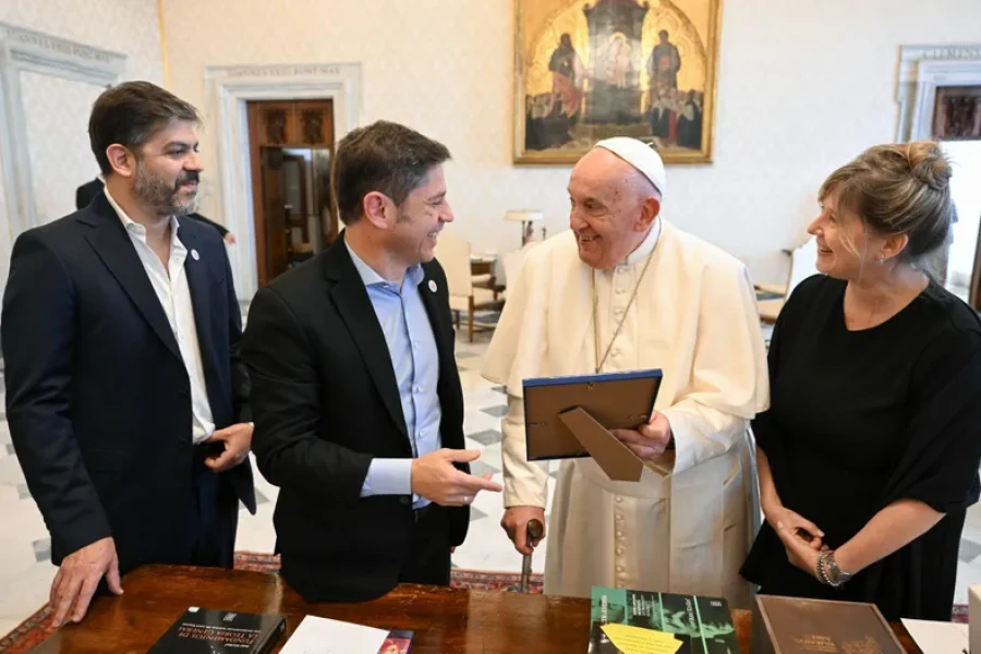 El papa Francisco recibió a Axel Kicillof en el Vaticano