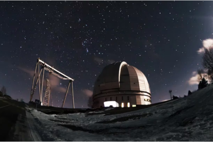 Conmoción y desconcierto en científicos por una extraña señal de radio que llega del espacio cada 54 minutos