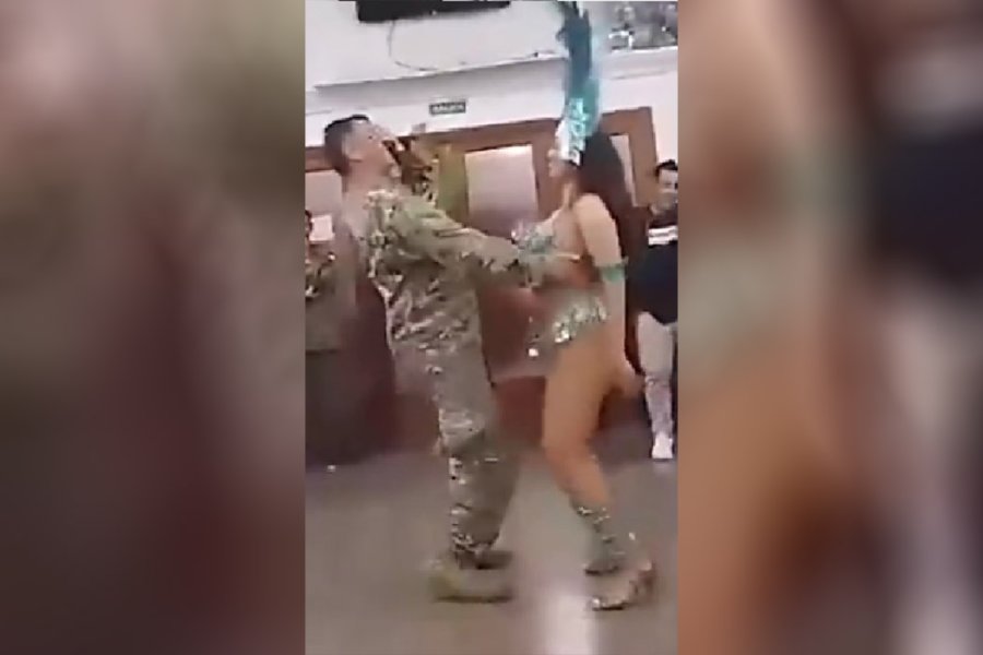 Militares de la Fuerza Aérea hicieron un festejo con mujeres semidesnudas