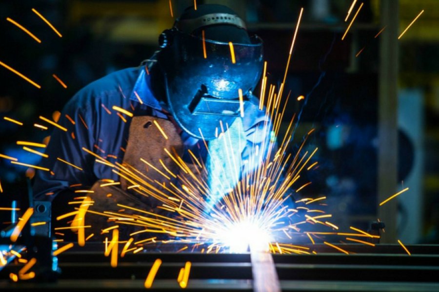 La industria metalúrgica cayó 17,6% en un año y acumuló baja del 8,9% en 2024