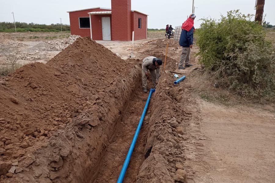 Concretan obras de extensión y mejoras en la red de agua potable en Fernández