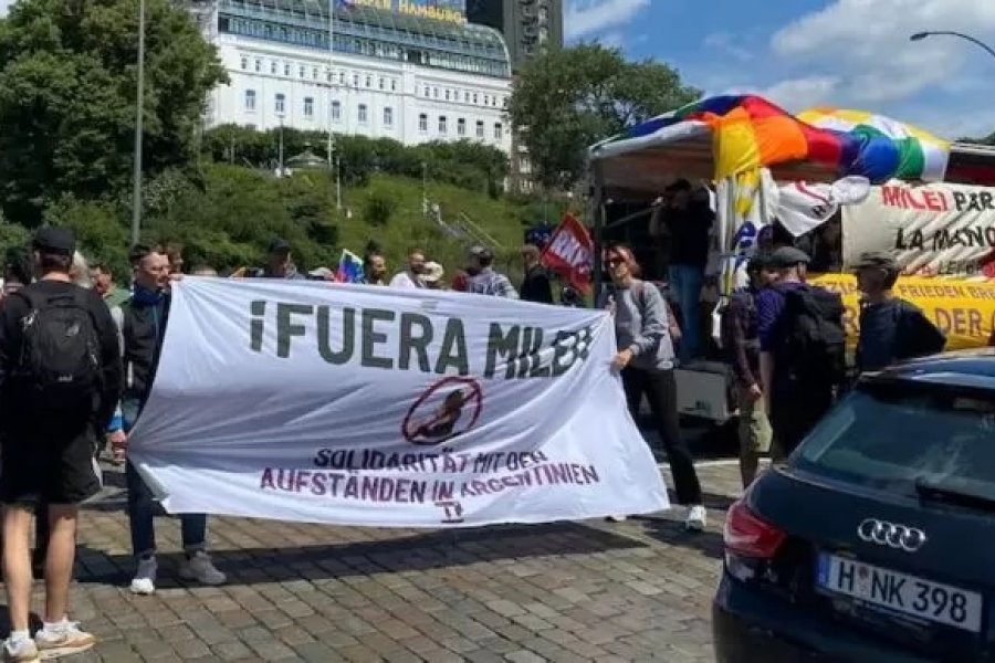 El Presidente causó protestas y banderazos tras ir al país de Alemania