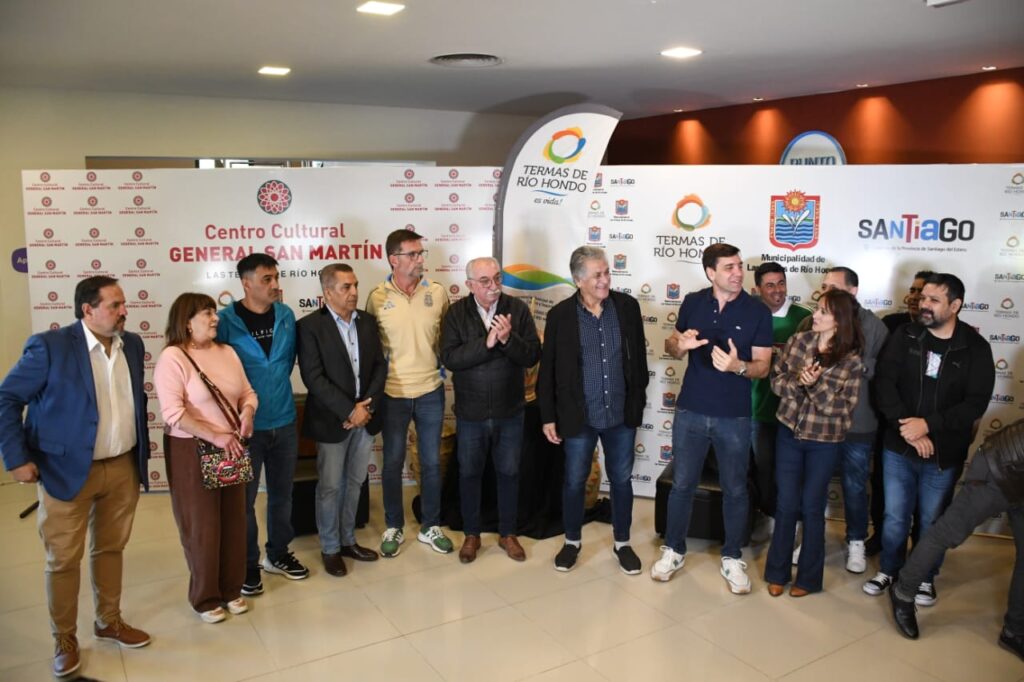 Gran cantidad de personas asistieron a la exhibición de las “Copas del Mundo” en Las Termas de Río Hondo