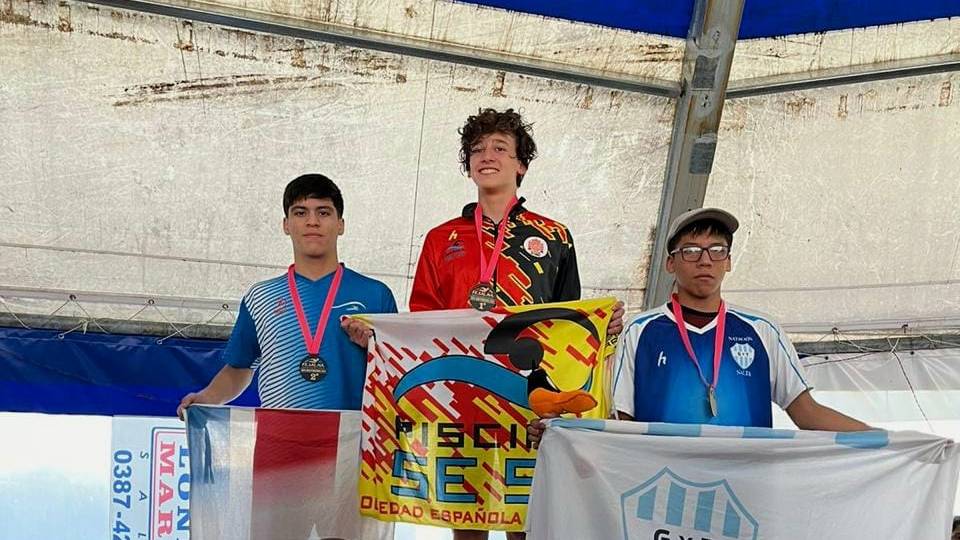 Nadadores santiagueños brillan en la Copa Independencia en Salta