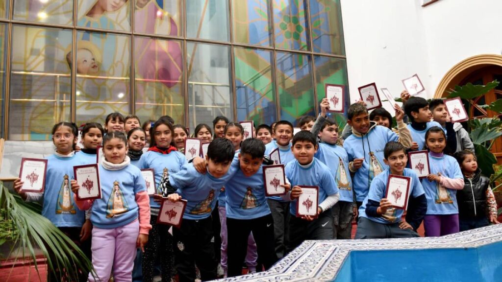 El Coro Infantil “Virgen del Valle”, de Los Quiroga, visitó Casa de Gobierno