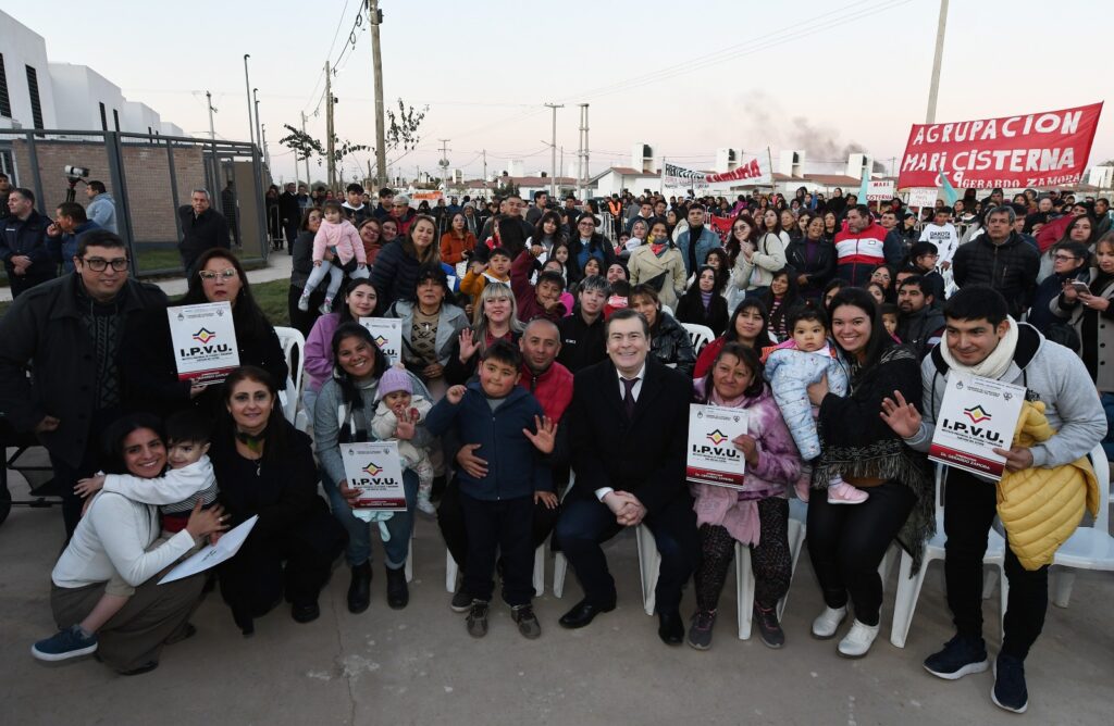 El gobernador Zamora inauguró 80 dúplex en el barrio ampliación Los Flores