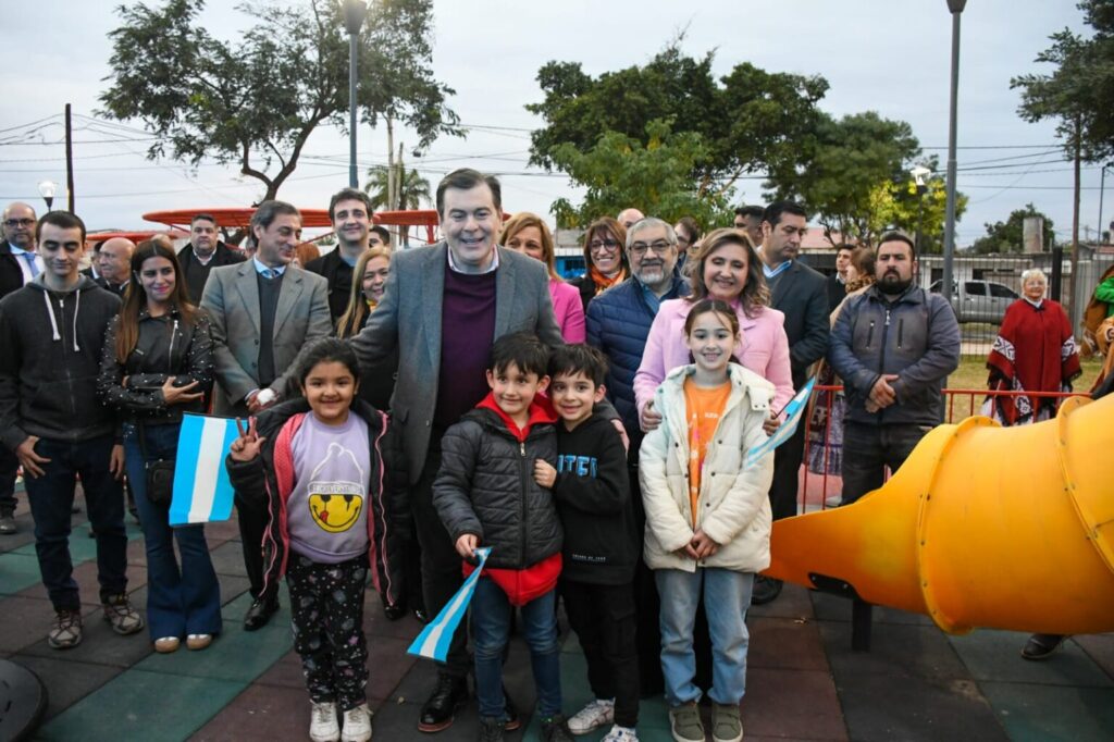 El gobernador participó de la inauguración de la Plaza Dr Luis Walter Frías en el B° Jorge Newbery