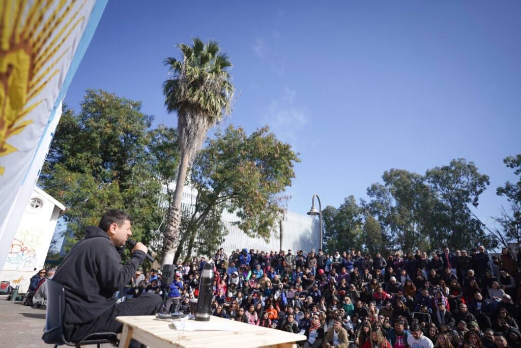 Juan Grabois llenó el Teatro del Pueblo en Santiago del Estero y convocó a “organizar la bronca y construir la alternativa”