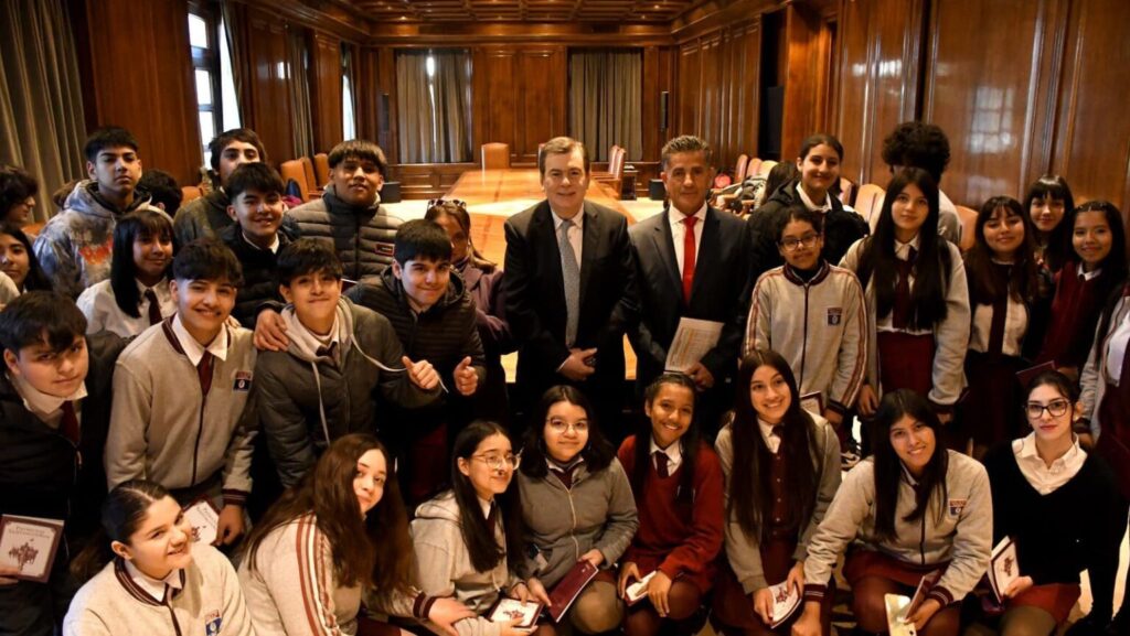 El gobernador Gerardo Zamora recibió la visita de alumnos de Frías