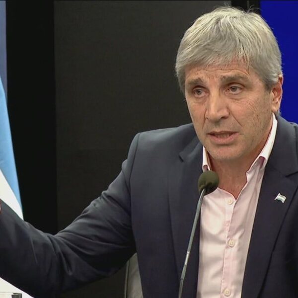 El Gobierno proyecta que el dólar oficial estará a $1016 y la inflación rozará el 140% a fin de año