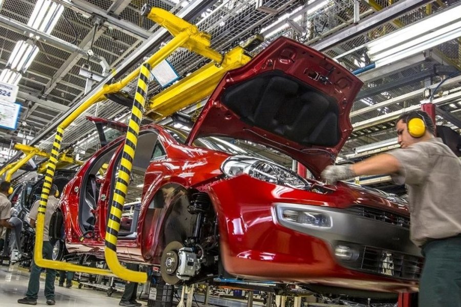 La producción de automóviles cayó un 40% frente a junio del 2023