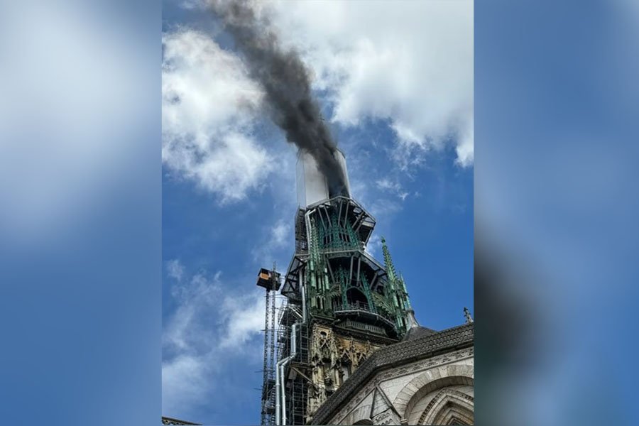 Se incendia la torre de la catedral de Notre Dame en Rouen, Francia