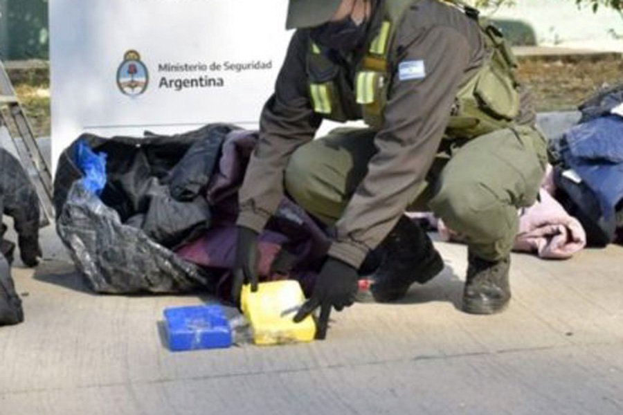 Gendarmería detectó cargamento de cocaína en un camión, en el peaje de Fernández