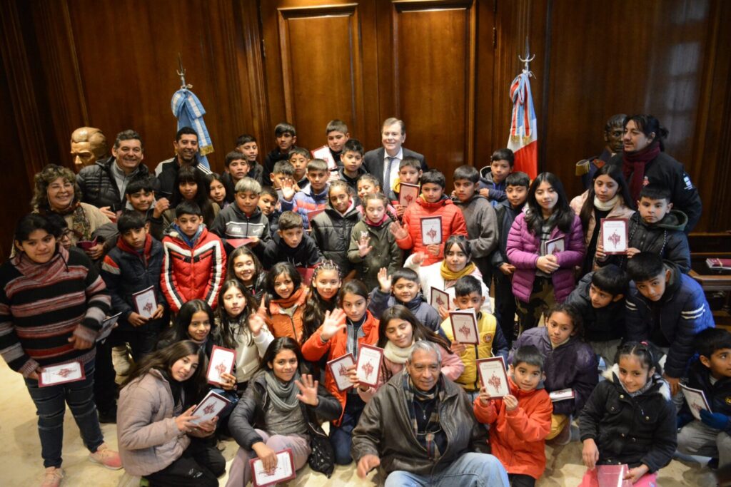 El Gobernador recibió la visita de los alumnos de La Invernada Sur