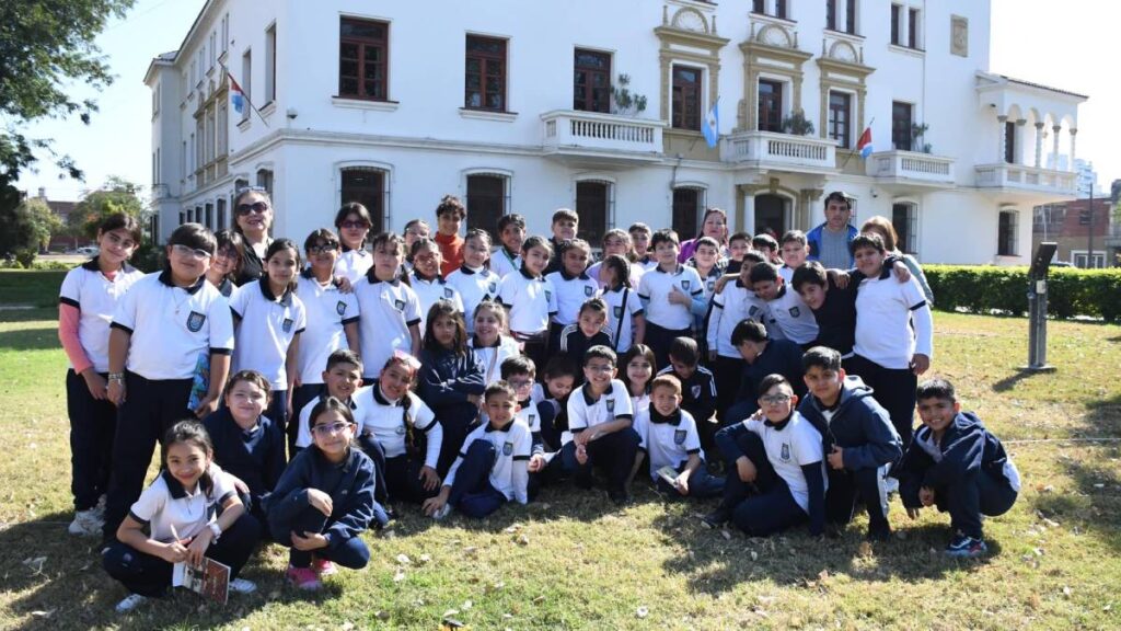 Alumnos de Atamisqui visitaron Casa de Gobierno