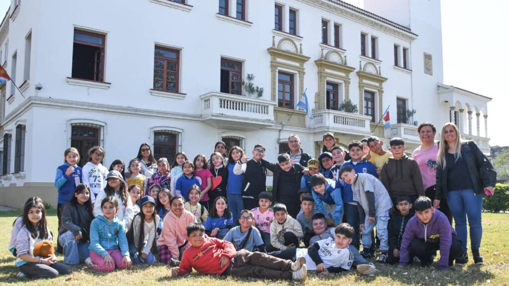 Alumnos de Ojo de Agua y La Banda visitaron Casa de Gobierno