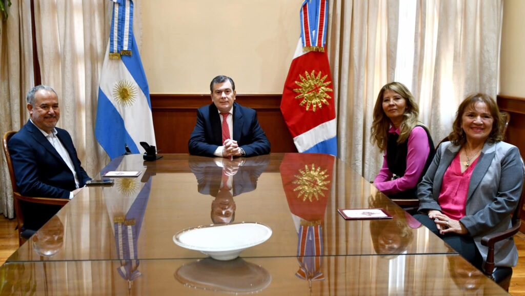 Gerardo Zamora recibió la visita del secretario de SEDRONAR, Roberto Moro