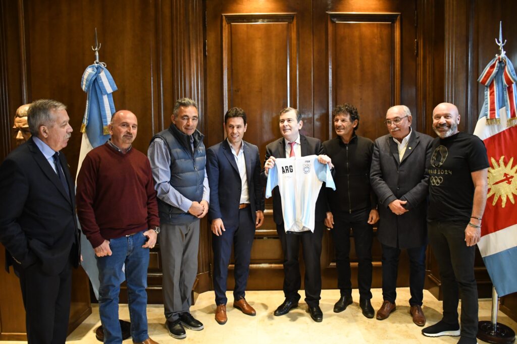 El gobernador recibió al presidente de la Unión Ciclista de Argentina y al campeón olímpico Juan Curuchet