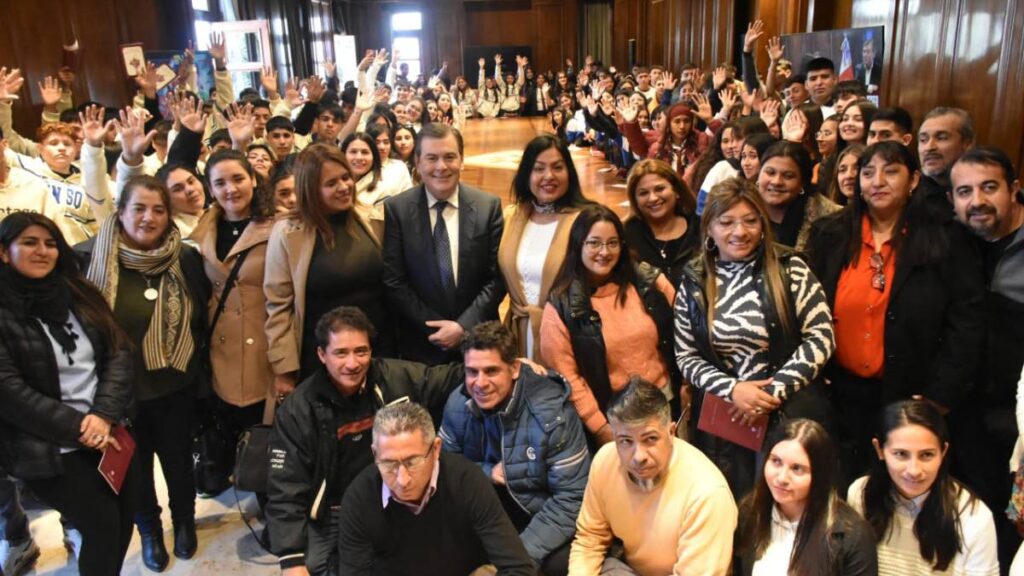 El gobernador Zamora recibió a más de 200 alumnos del interior provincial