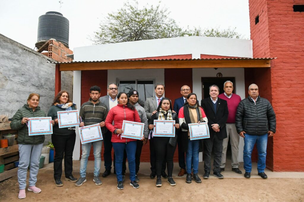 Entregan viviendas sociales en Árraga y un camión cisterna para la comisión municipal