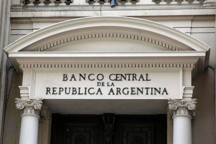 El BCRA volvió a vender dólares en el mercado y las reservas se desplomaron casi USD 600 millones