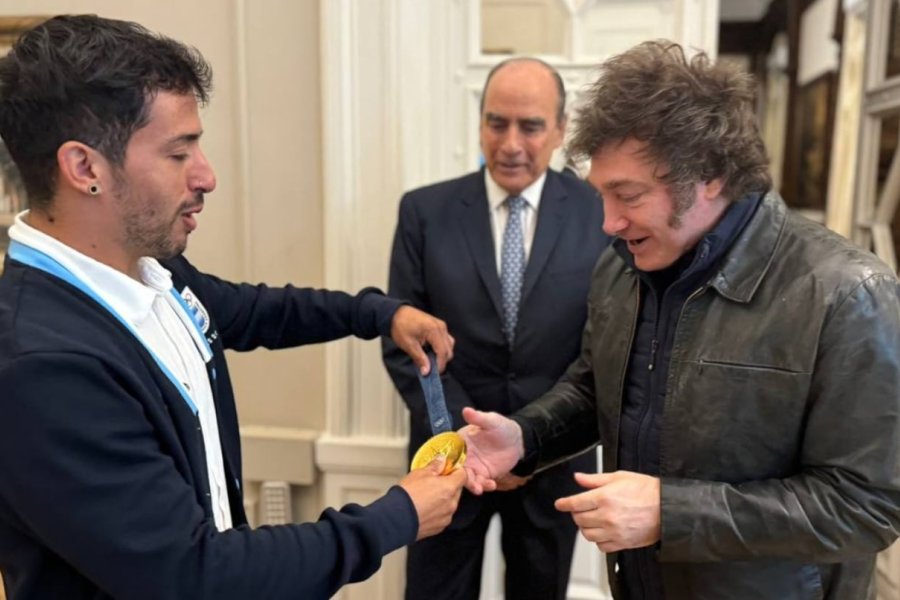 “Maligno” Torres se reunió con Javier Milei y salió al balcón de la Casa Rosada para mostrar su medalla de oro