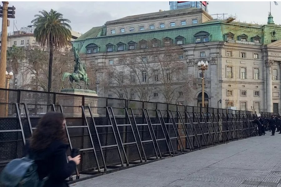 Plaza de Mayo amaneció vallada por los preparativos para la marcha de San Cayetano