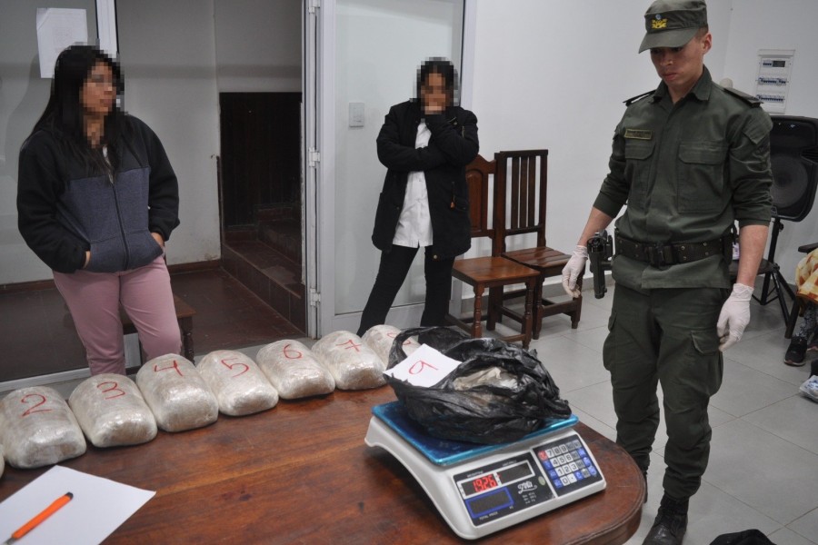 Detienen a tres pasajeros que viajaban con marihuana, cocaína y un arma de fuego