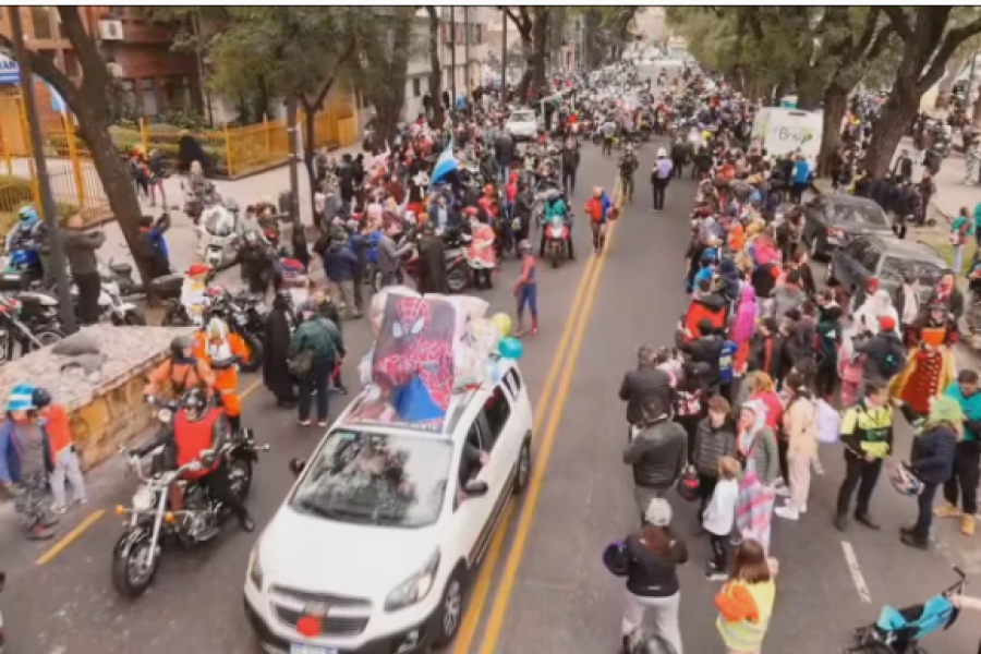 Multitudinaria caravana solidaria al Hospital Garrahan para llevar juguetes a los nenes [Video]