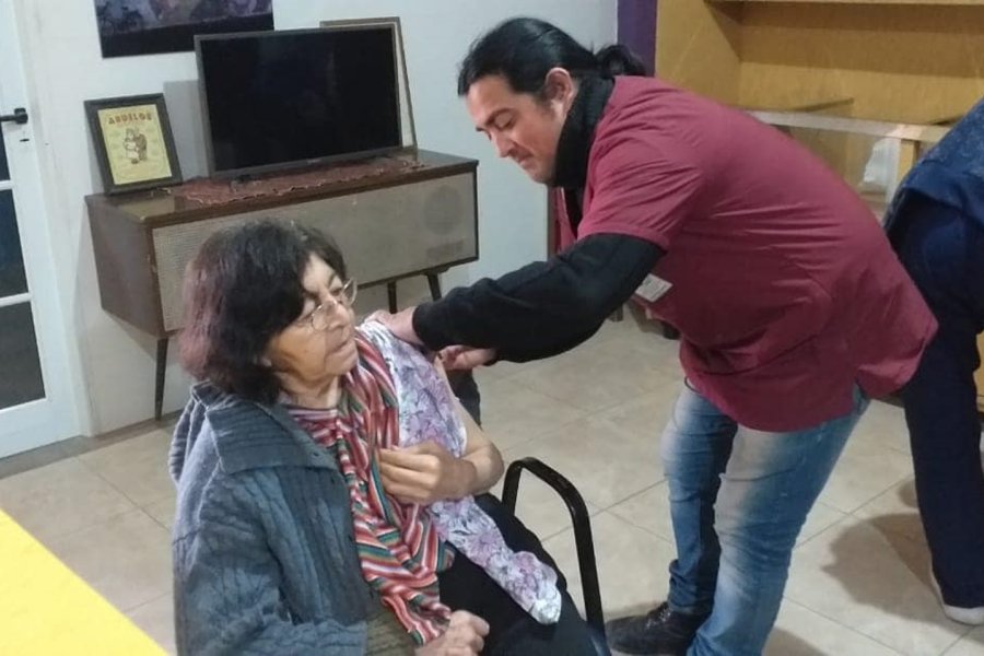 Añatuya: Personal de la salud visitó ayer el jardín y el hogar de ancianos