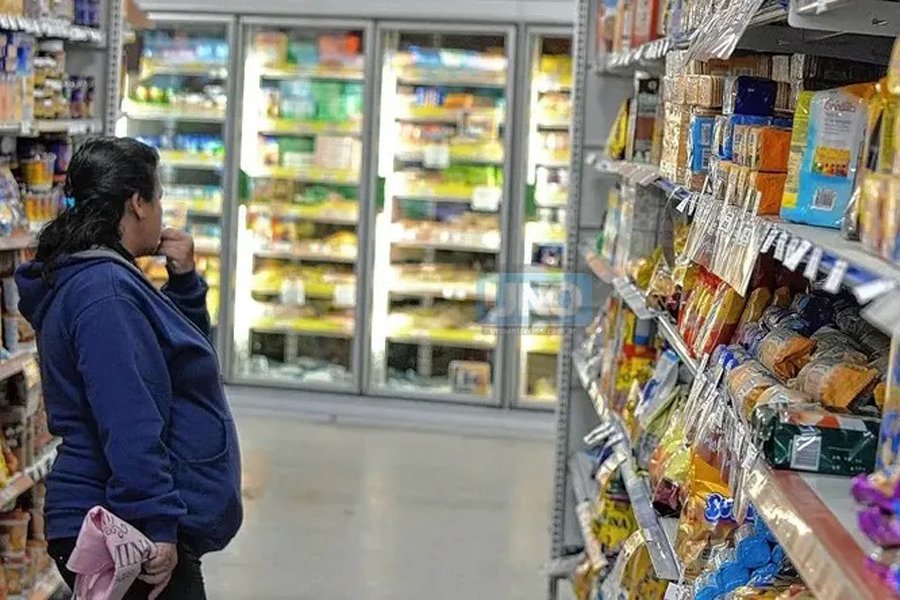 El consumo en supermercados ya cayó casi 23% interanual en agosto