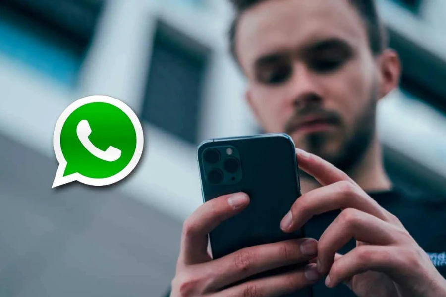 Truco para saber si te están espiando WhatsApp con la cámara o el micrófono