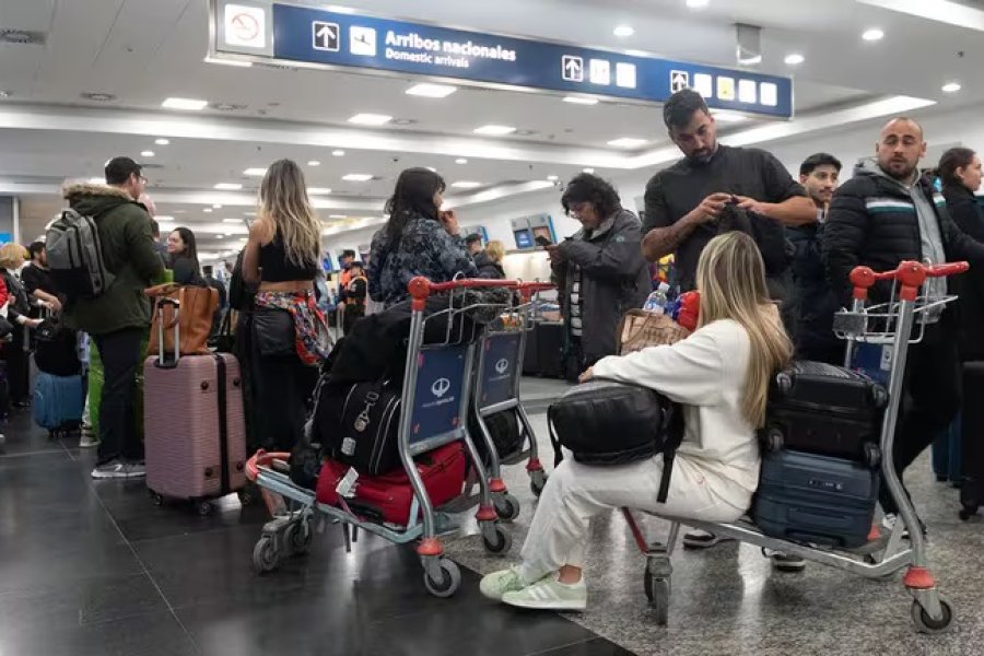 Paro salvaje de los gremios aeronáuticos: malestar de los pasajeros en Aeroparque, vuelos demorados y cancelados