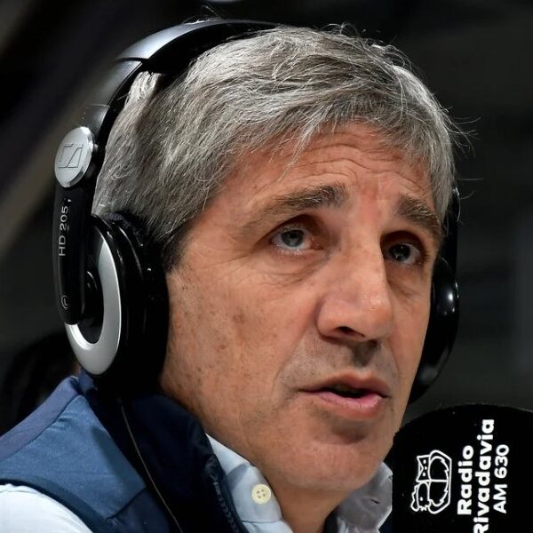 Caputo anunció que se pueden hacer facturas en dólares y se anticipó a un anuncio de una nueva tarjeta