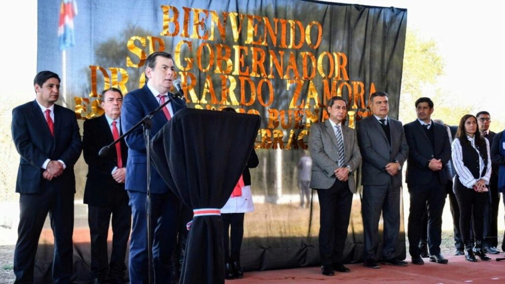 Zamora inauguró obras educativas y viviendas en los departamentos Quebrachos y Atamisqui