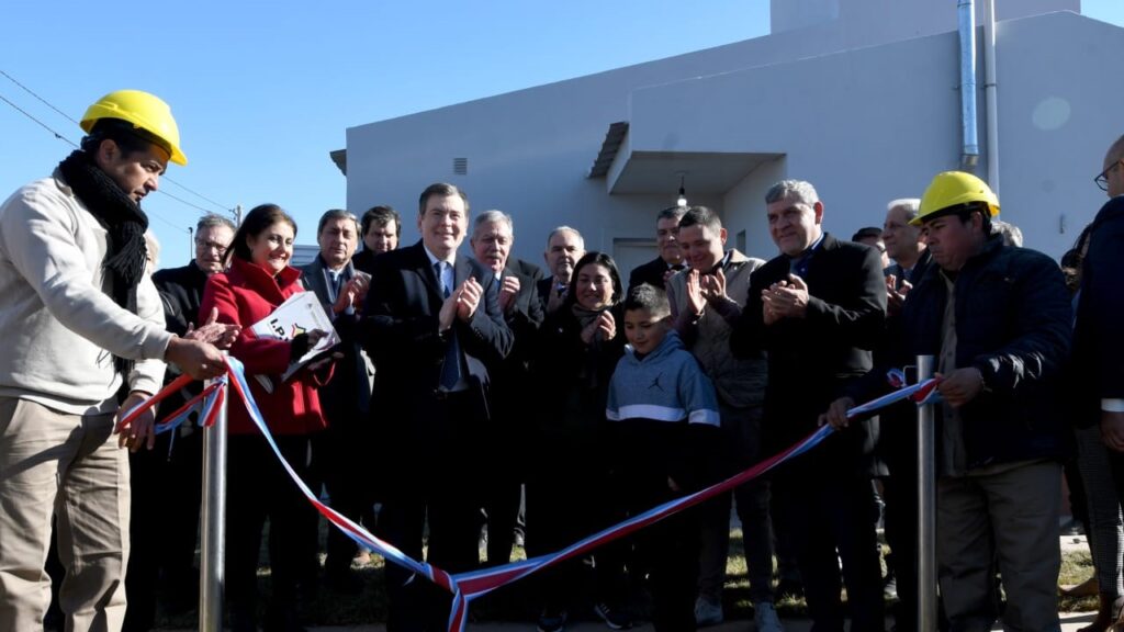 El gobernador inauguró un barrio, un centro cultural, una plaza, 2.000 metros de pavimento y entregó viviendas sociales en Estación Zanjón