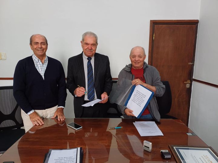 La provincia firmó un convenio para ampliar la red de agua en Añatuya